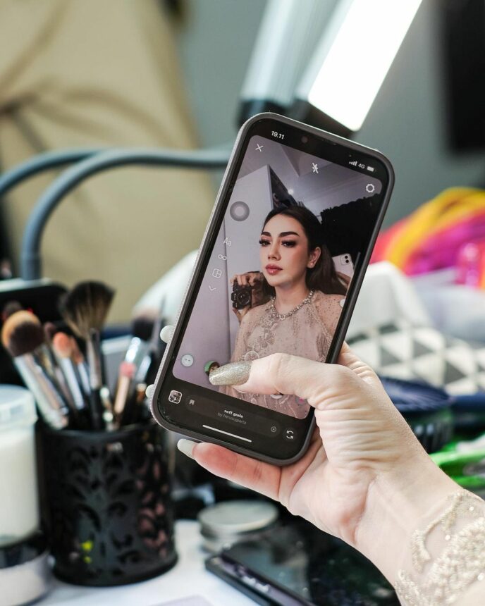 Cekricek.id, Berita Artis dan Berita Seleb - Foto penuh pesona yang diunggah Celine Evangelista kembali menjadi sorotan netizen