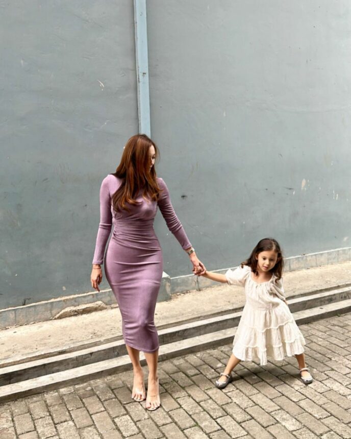 Cekricek.id Berita Artis dan Berita Seleb - Penampilan Aura Kasih dengan mengenakan pakaian ketat dan mencetak berhasil jadi perbincangan.