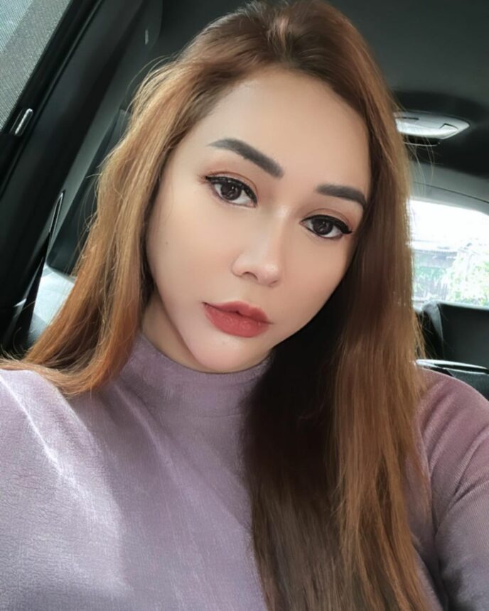 Cekricek.id Berita Artis dan Berita Seleb - Penampilan Aura Kasih dengan mengenakan pakaian ketat dan mencetak berhasil jadi perbincangan.