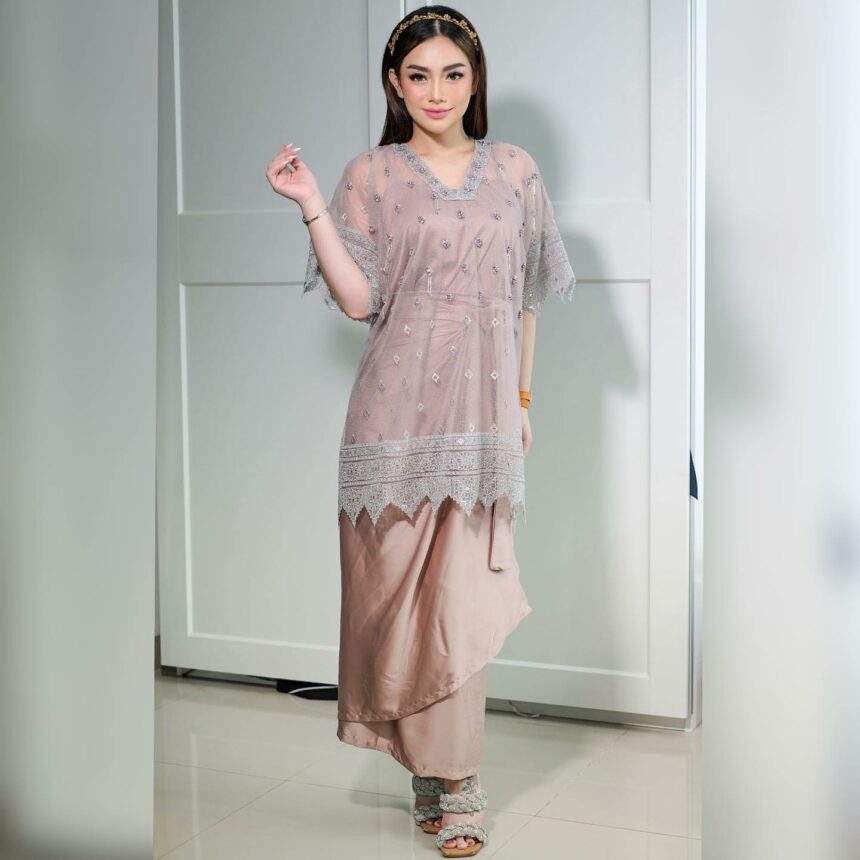 Cekricek.id, Berita Artis dan Berita Seleb - Sosok Celine Evangelista dianggap jadi mode untuk inspirasi lebaran kali ini, dengan baju kaftan