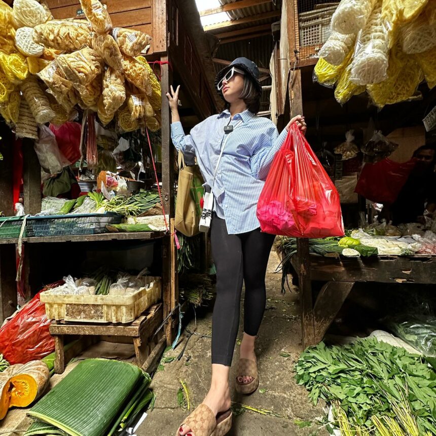 Cekricek.id, Berita Artis dan Berita Seleb - Netizen ramai membicarakan alasan mengapa Denise Chariesta menjual mobil, kini ke pasar naik motor