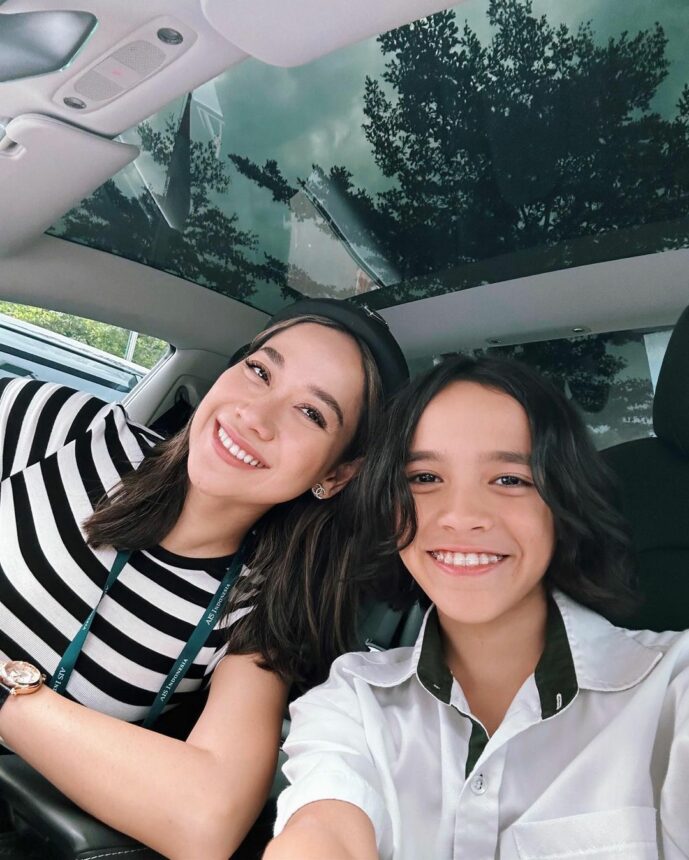 Cekricek.id, Berita Artis dan Berita Seleb - Penyanyi Bunga Citra Lestari mengunggah potret saat menjemput anak sekolah.