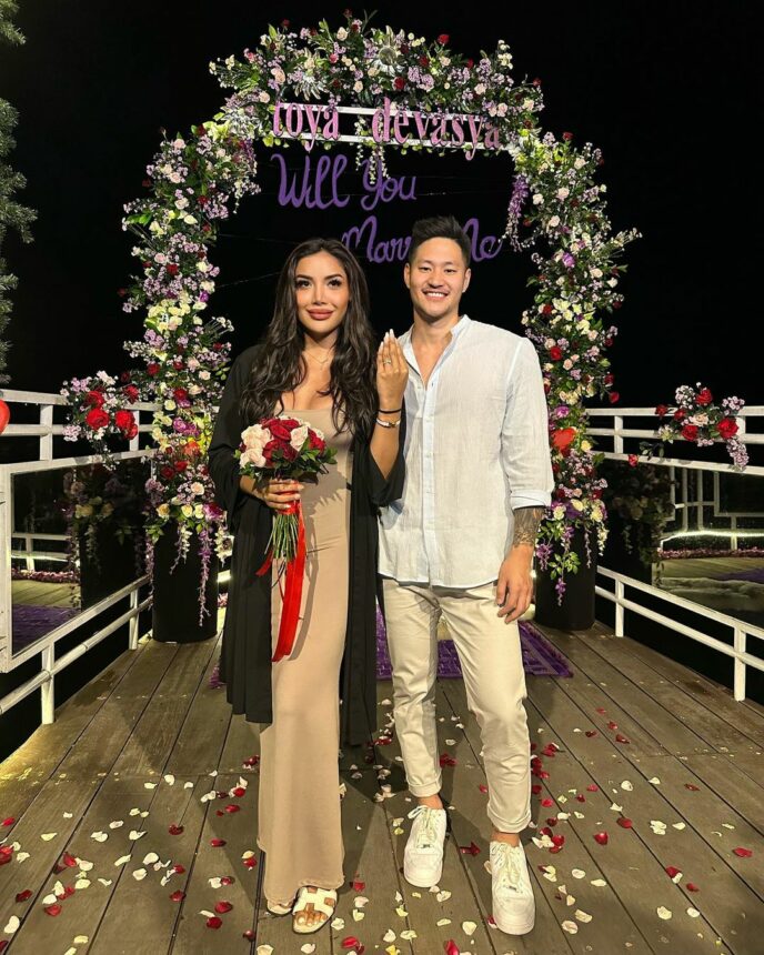 Cekricek.id, Berita Artis dan Berita Seleb - Belum lama ini transgender cantik Millen Cyrus membagikan momen bahagia saat dilamar kekasih .