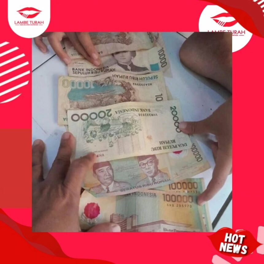 Cekricek.id, Berita Viral - Lagi viral seorang kakek di Serang yang punya uang lama sebanyak per karung-karung, sampai dibantu tetangga