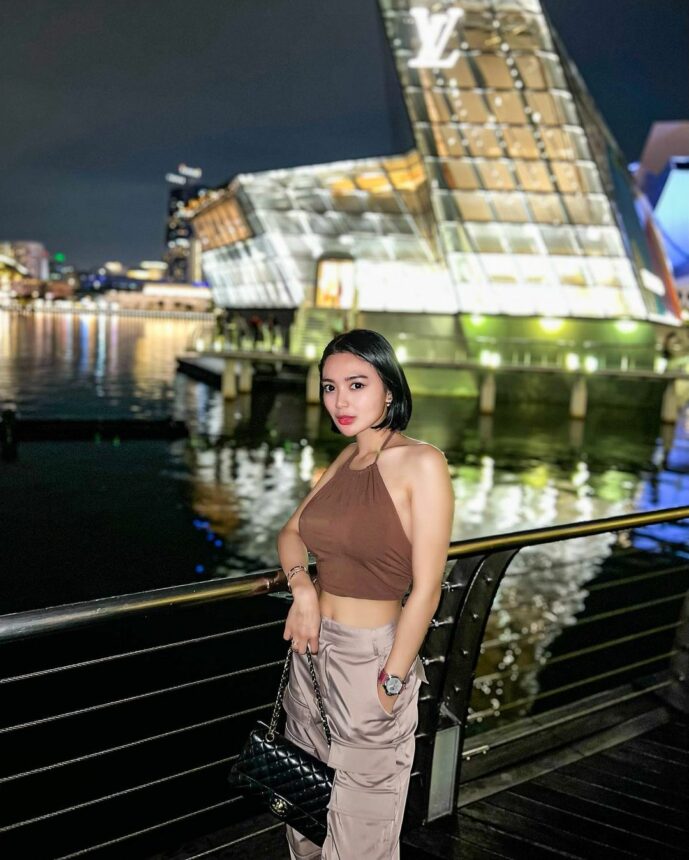 Cekricek.id, Berita Artis dan Berita Seleb - Usai lebaran, Wika Salim seolah kembali pada setelan pabrik yang mana sering pamer keseksian. 
