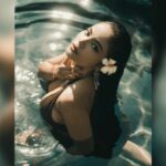 Cekricek.id, Berita Artis dan Berita Seleb - Aura Dinar Candy jadi semakin bersinar ketika melakukan pemotretan di kolam renang.