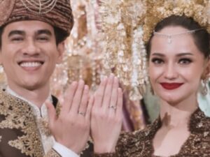 Artis Enzyy Storia membagikan kabar bahagianya yang resmi menikah hari ini, Sabtu (20/05/2023) yang dibagikan lewat akun Instagram pribadinya.