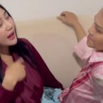 Aksi bunda Corla yang memegang meremas buah dada artis Pamela Safitri hebohkan jagat maya hingga menuai berbagai komentar warganet.