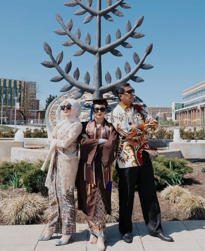 Cekricek.id, berita seleb dan berita artis - Mementingkan Pendidikan, Beby Tsabina Berhasil Lulus Summa Cumlaude di Amerika