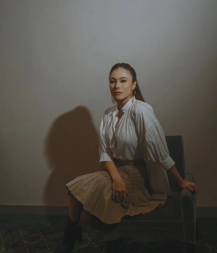 Cekricek.id, berita seleb dan berita artis - Pesona Wulan Guritno dengan Outfit Kasual yang Mirip Anak Remaja