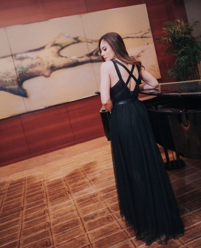 Cekricek.id, berita seleb dan berita artis - Intip Potret Wulan Guritno dengan Dress Hitam Panjang, Pose Fotonga Tak Pernah Gagal