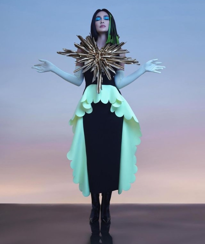 Cekricek.id, berita seleb dan berita artis - 3 Foto Luna Maya dengan Berbagai Outfit Unik, Gaun Kipas Hingga Tudung Saji