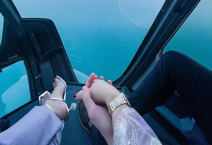 Cekricek.id, berita seleb dan berita artis - Deretan Momen Syahrini Pelesir dengan Helikopter di Dubai, Pamer Sepatu dan Jam Tangan Branded