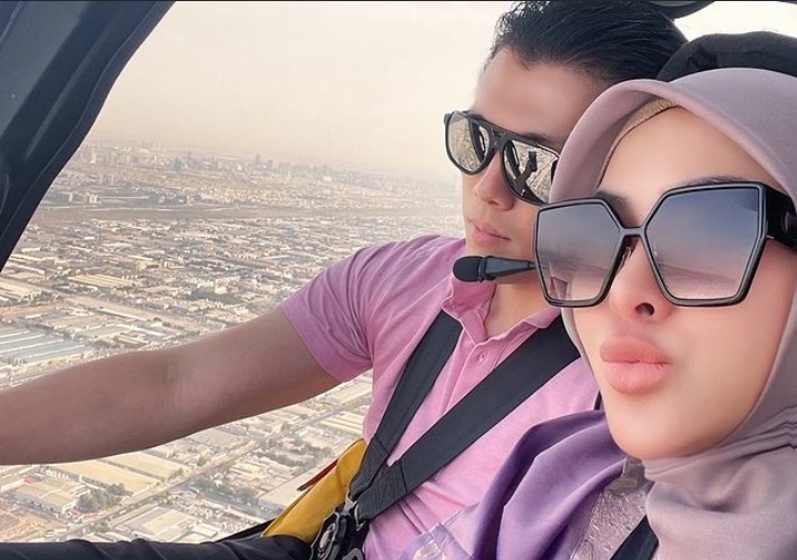 Cekricek.id, berita seleb dan berita artis - Deretan Momen Syahrini Pelesir dengan Helikopter di Dubai, Pamer Sepatu dan Jam Tangan Branded