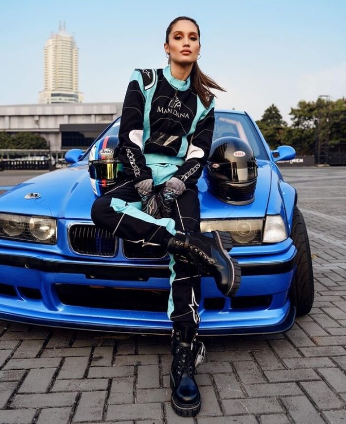 Cekricek.id, berita seleb dan berita artis - Tampil Tomboi, Cinta Laura Naik Mobil Sport Bikin Mata Kelilipan