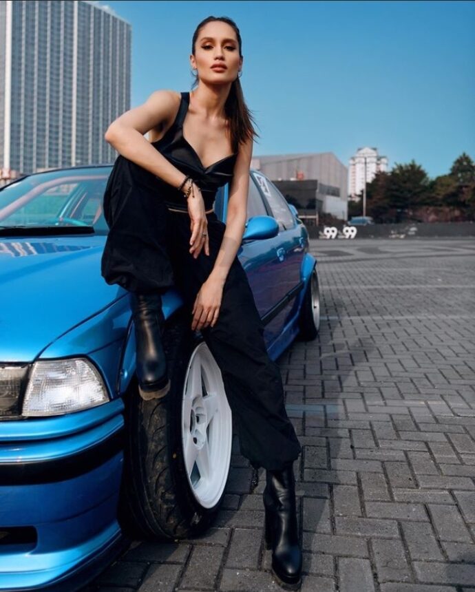Cekricek.id, berita seleb dan berita artis - Tampil Tomboi, Cinta Laura Naik Mobil Sport Bikin Mata Kelilipan
