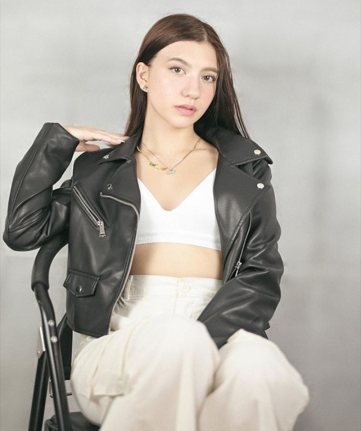 Cekricek.id, berita seleb dan berita artis - Promosi Dalaman Wanita, Potret Cassandra Lee Ini Bikin Netizen Salfok Sama Hal Ini