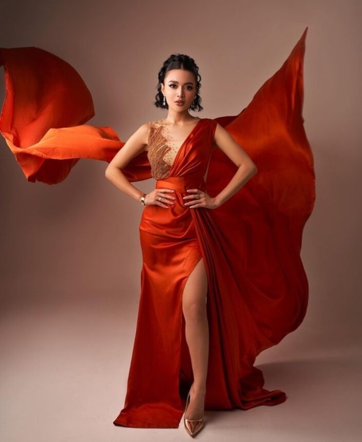 Cekricek.id, berita seleb dan berita artis - Tampil dengan Rambut Curly, Wika Salim dan Selendang Terbangnya Udah Pas Jadi Bidadari