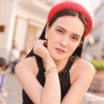 Shandy Aulia membagikan video BTS saat berpose di atas jembatan. Kejadian tidak terduga pun terjadi di akhir video yang bikin ketar-ketir netizen.