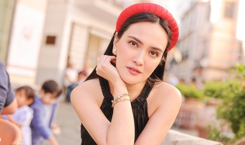 Shandy Aulia membagikan video BTS saat berpose di atas jembatan. Kejadian tidak terduga pun terjadi di akhir video yang bikin ketar-ketir netizen.