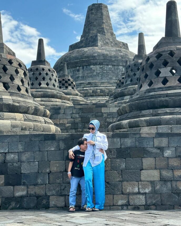 cekricek.id, berita seleb dan berita artis - Kunjungi Candi Borobudur, Mulan Jameela Terkesan dengan Aturan Pengunjung: Lebih Tertata Ya