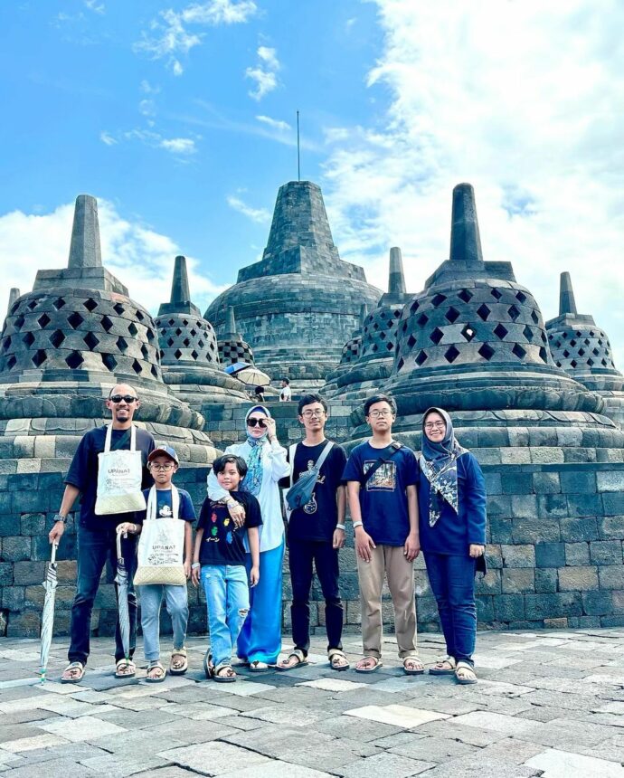 cekricek.id, berita seleb dan berita artis - Kunjungi Candi Borobudur, Mulan Jameela Terkesan dengan Aturan Pengunjung: Lebih Tertata Ya
