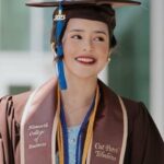 Cekricek.id, Berita Seleb dan Berita Artis – Artis cantik Beby Tsabina berhasil meraih predikat summa cumlaude dalam gelaran upacara wisudanya baru-baru ini. Pemain peran yang aktif membintangi serial web dan film layar lebar tersebut sukses membuat bangga, tak hanya keluargnya, namun juga para penggemar.