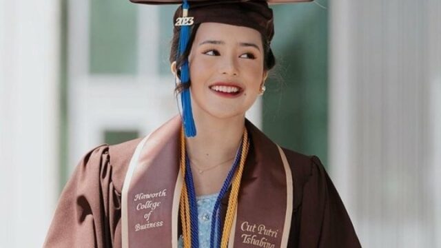 Cekricek.id, Berita Seleb dan Berita Artis – Artis cantik Beby Tsabina berhasil meraih predikat summa cumlaude dalam gelaran upacara wisudanya baru-baru ini. Pemain peran yang aktif membintangi serial web dan film layar lebar tersebut sukses membuat bangga, tak hanya keluargnya, namun juga para penggemar.