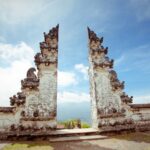 Cekricek.id, Berita Viral - Seorang turis wanita asal Jerman belum lama ini membuat keonaran dengan menerobos masuk ke sebuah pura di Bali saat pertunjukan sakral sedang berlangsung. Dia akhirnya ditangkap dan dikirim oleh pemerintah setempat untuk menerima perawatan kesehatan mental di rumah sakit jiwa.