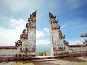 Cekricek.id, Berita Viral - Seorang turis wanita asal Jerman belum lama ini membuat keonaran dengan menerobos masuk ke sebuah pura di Bali saat pertunjukan sakral sedang berlangsung. Dia akhirnya ditangkap dan dikirim oleh pemerintah setempat untuk menerima perawatan kesehatan mental di rumah sakit jiwa.