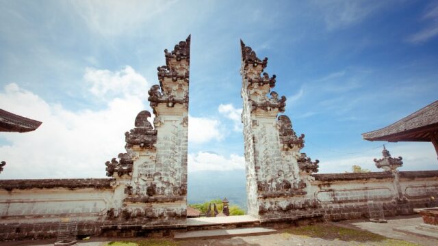 Cekricek.id, Berita Viral - Seorang turis wanita asal Jerman belum lama ini membuat keonaran dengan menerobos masuk ke sebuah pura di Bali saat pertunjukan sakral sedang berlangsung. Dia akhirnya ditangkap dan dikirim oleh pemerintah setempat untuk menerima perawatan kesehatan mental di rumah sakit jiwa.