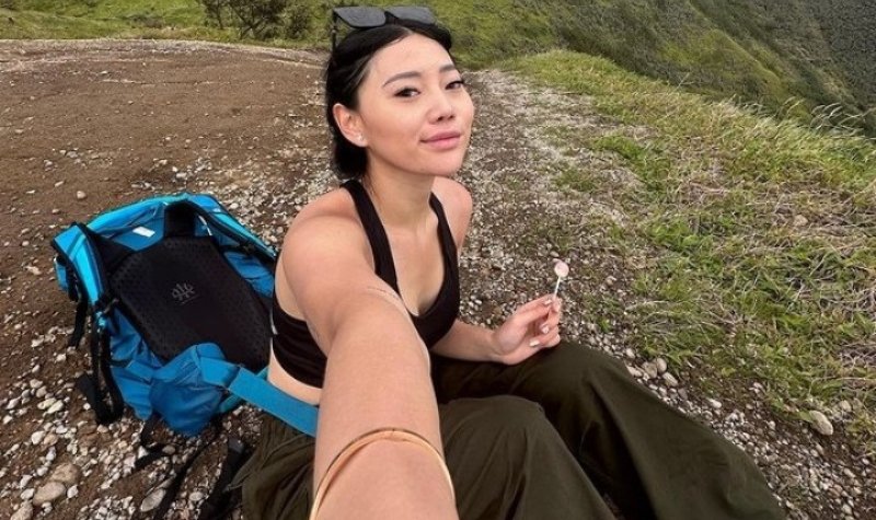 Cekricek.id, berita seleb dan berita artis - Cewek Tangguh, Wendy Walters Daki Gunung dengan Santai Sambil Pegang Kamera Bikin Deg Degan