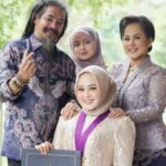 Cekricek.id, Berita Seleb dan Berita Artis – Master Limbad membagikan sebuah kabar bahagia melalui sebuah unggahan di laman Instagram miliknya. Anak perempuannya yang bernama Cecillia Virgina telah resmi menjadi sarjana kedokteran dan diwisuda baru-baru ini.