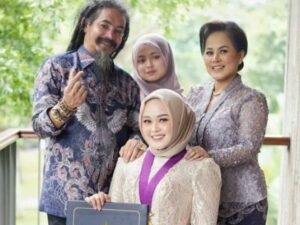 Cekricek.id, Berita Seleb dan Berita Artis – Master Limbad membagikan sebuah kabar bahagia melalui sebuah unggahan di laman Instagram miliknya. Anak perempuannya yang bernama Cecillia Virgina telah resmi menjadi sarjana kedokteran dan diwisuda baru-baru ini.
