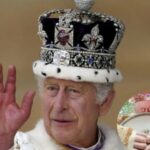 Cekricek.id, Kesehatan – Raja Charles III menuai perhatian karena bentuk jari-jarinya yang membengkak saat melangsungkan upacara penobatan. Pembengkakan pada jari tangannya tersebut dari berbagai foto yang beredar disebut-sebut oleh netizen mirip seperti sosis.