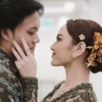 Cekricek.id, Berita Seleb dan Berita Artis – Rizky Febian dan Mahalini secara resmi menggelar pertunangan mereka baru-baru ini. Keduanya tampak mengunggah foto saat proses berlangsung dengan sama-sama mengenakan pakaian khas Indonesia yaitu kemeja batik dan baju kebaya.