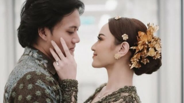Cekricek.id, Berita Seleb dan Berita Artis – Rizky Febian dan Mahalini secara resmi menggelar pertunangan mereka baru-baru ini. Keduanya tampak mengunggah foto saat proses berlangsung dengan sama-sama mengenakan pakaian khas Indonesia yaitu kemeja batik dan baju kebaya.