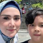 Cekricek.id, Berita Seleb dan Berita Artis – Mulan Jameela bersama anak bungsunya, Ali, melakukan kunjungan wisata ke Candi Borobudur baru-baru ini. Keduanya tampak bersemangat menikmati waktu bersama, terlebih wisata tersebut dilakukan karena memenuhi keinginan anak bungsu Ahmad Dhani tersebut.