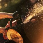 Cekricek.id - Gergaji mesin alias chainsaw adalah salah satu barang barang yang hampir selalu ada di film-film horor. Adegan pembunuhan dengan alat yang satu ini sukses menjadi tontonan mengerikan yang akan membuat bulu berdiri. Penanda adegan mengerikan itu terletak pada bunyi mesinnya yang besar dan menakutkan.