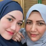 Cekricek.id, Berita Seleb dan Berita Artis – Penyanyi dangdut koplo Happy Asmara sukses menuai sorot perhatian warganet berkat penampilan terbarunya. Dia tampil berbeda dengan balutan jilbab yang menutupi kepala hingga hanya wajahnya saja yang terlihat.