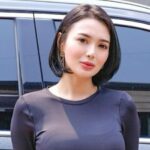 Cekricek.id, Berita Seleb dan Berita Artis – Wika Salim lagi-lagi menyedot perhatian warganet dengan penampilannya. Penyanyi dangdut yang ikonik dengan rambut bandolnya itu memang tak jarang memamerkan potret yang memperlihatkan lekuk tubuhnya yang ramping ideal.