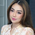 Cekricek.id, Berita Seleb dan Berita Artis – Celine Evangelista ternyata memiliki nasib yang tak jauh berbeda dengan Indah Permatasari. Dia mempunyai hubungan tak baik dengan ibundanya, sama seperti Indah yang diacuhkan sang ibu karena menikah dengan Arie Kriting.