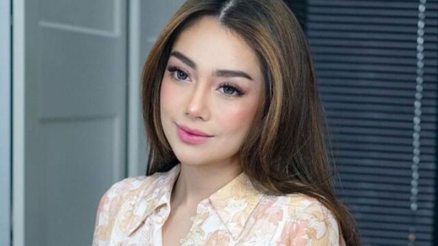 Cekricek.id, Berita Seleb dan Berita Artis – Celine Evangelista ternyata memiliki nasib yang tak jauh berbeda dengan Indah Permatasari. Dia mempunyai hubungan tak baik dengan ibundanya, sama seperti Indah yang diacuhkan sang ibu karena menikah dengan Arie Kriting.