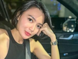 Cekricek.id, Berita Seleb dan Berita Artis – Sebagai seorang penyanyi, Wika Salim tak jarang mendapat cibiran karena suara yang dimilikinya. Banyak haters yang mengangap bahwa pedangdut tersebut tak memiliki suara sebagus penyanyi dangdut profesional lainnya. Lebih parahnya, ada yang menuding bahwa Wika dikenal karena paras cantik dan bodi seksinya saja.
