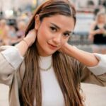 Cekricek.id, Berita Seleb dan Berita Artis – Andi Annisa, pesinetron cantik yang kini ikut membintangi Jangan Bercerai Bunda bersama Fandy Christian ramai menjadi sorotan. Pasalnya, belum lama ini istri sang aktor, Dahlia Poland, membagikan isi chat pesinetron tersebut dengan suaminya.