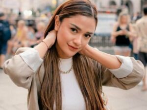 Cekricek.id, Berita Seleb dan Berita Artis – Andi Annisa, pesinetron cantik yang kini ikut membintangi Jangan Bercerai Bunda bersama Fandy Christian ramai menjadi sorotan. Pasalnya, belum lama ini istri sang aktor, Dahlia Poland, membagikan isi chat pesinetron tersebut dengan suaminya.