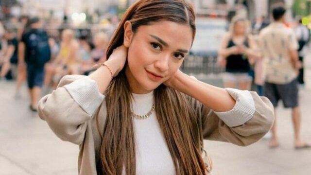 Cekricek.id, Berita Seleb dan Berita Artis – Andi Annisa, pesinetron cantik yang kini ikut membintangi Jangan Bercerai Bunda bersama Fandy Christian ramai menjadi sorotan. Pasalnya, belum lama ini istri sang aktor, Dahlia Poland, membagikan isi chat pesinetron tersebut dengan suaminya.