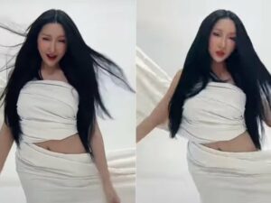 Cekricek.id, Berita Seleb dan Berita Artis – Lucinta Luna tampak tidak kehabisan ide untuk membuat orang-orang berkumpul memenuhi kolom komentar unggahan di media sosial pribadinya. Seperti yang baru-baru ini dia lakukan, dia membagikan sebuah video singkat yang memperlihatkan dirinya tampil tanpa busana dan hanya tertutup dengan sehelai kain.