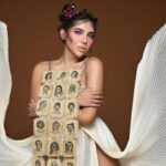 Cekricek.id, Berita Seleb dan Berita Artis – Millen Cyrus semakin mengepakkan sayapnya di dunia foto model. Kali ini dia melakukan sesi photoshoot dengan outfit unik yang mirip seperti kipas tangan. Pose yang diperagakan juga terlihat profesional, sehingga banyak orang yang memuji kepiawaiannya.