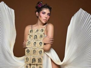 Cekricek.id, Berita Seleb dan Berita Artis – Millen Cyrus semakin mengepakkan sayapnya di dunia foto model. Kali ini dia melakukan sesi photoshoot dengan outfit unik yang mirip seperti kipas tangan. Pose yang diperagakan juga terlihat profesional, sehingga banyak orang yang memuji kepiawaiannya.